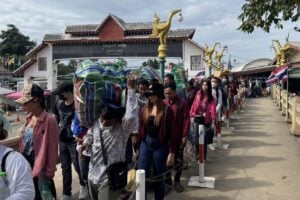 Migrant workers leave Daung International Checkpoint in Battambang province after the Thai military opened the gate in late June 2025, allowing them to return to Cambodia. (Daung Border Checkpoint’s Facebook.)