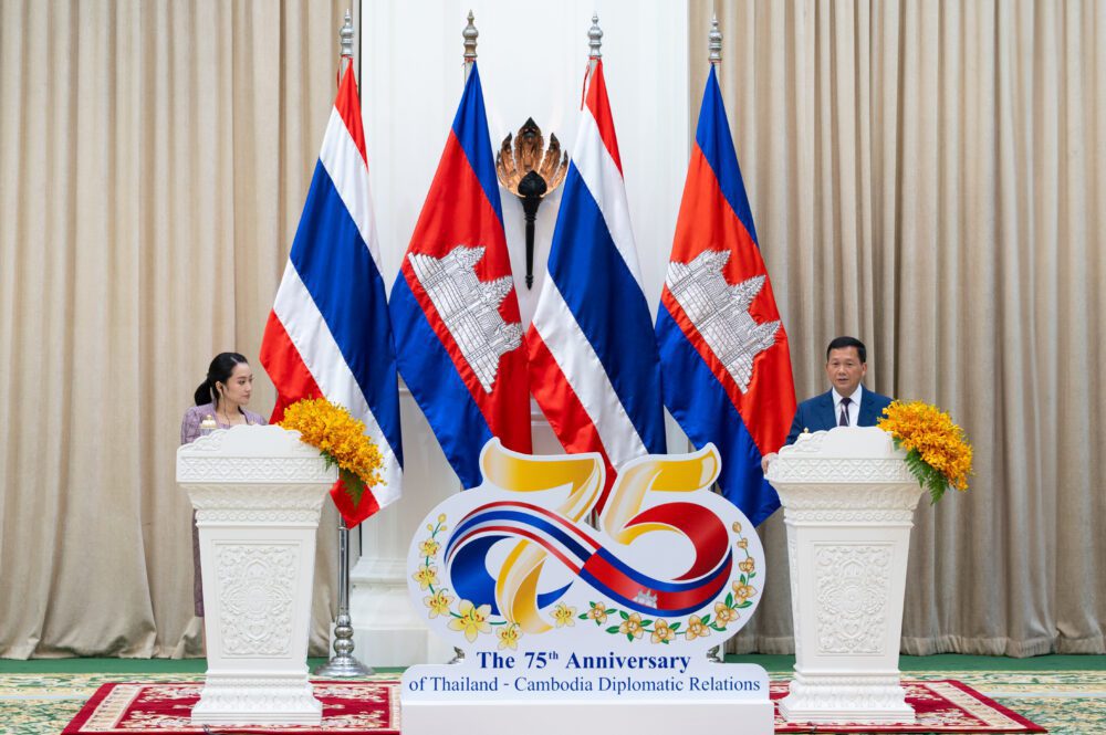 Cambodian Prime Minister Hun Manet and Thai Prime Minister Paetongtarn Shinawatra speak to the media at Peace Palace in Phnom Penh, April 23, 2025. (AKP)