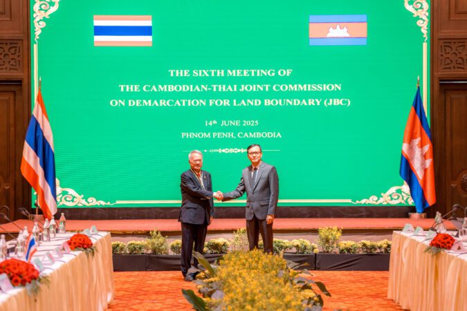 Cambodian border affairs minister Lam Chea shakes hands with Thai foreign ministry adviser Prasas Prasasvinitchai before the start of Joint Boundary Committee talks in Phnom Penh, June 14, 2025. (AKP)