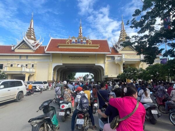 People gather at Poipet International border checkpoint as the Thai military closes the border on June 24, 2025. (AKP)