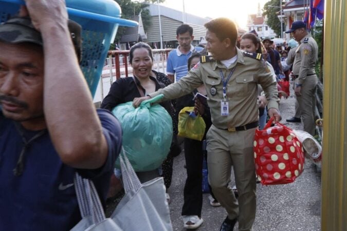 Cambodian police assist people to carry things as they arrive from Thailand via the Poipet international checkpoint on June 24, 2025. (Photo: Border Checkpoint of Poipet)