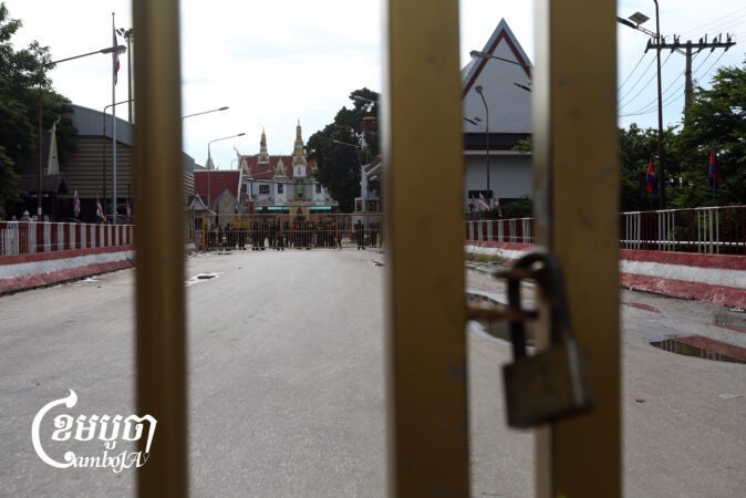 Cambodian police close the border gate of Poipet International border checkpoint after Thailand military changed its schedule to close the border at 4 p.m. (CamboJA/Pring Samrang)