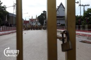 Cambodian police close the Poipet International border gate soon after Thailand shut its side. June 8, 2025. (CamboJA/Pring Samrang)