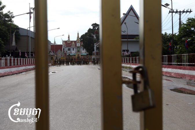 Cambodian police close the Poipet International border gate soon after Thailand shut its side. June 8, 2025. (CamboJA/Pring Samrang)