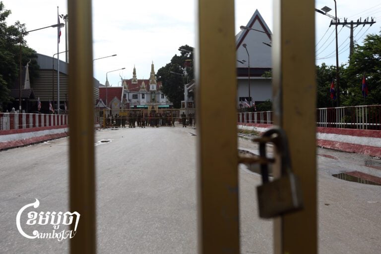 Cambodian police close the Poipet International border gate soon after Thailand shut its side. June 8, 2025. (CamboJA/Pring Samrang)