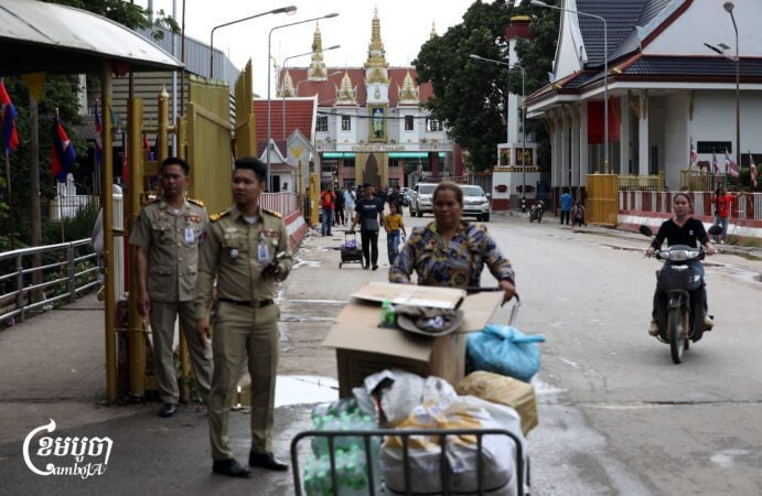 People rush to cross the Poipet International checkpoint at the Cambodia-Thailand border on June 8, 2025, after Thailand military changed its schedule to close the border at 4 p.m. (CamboJA/Pring Samrang)
