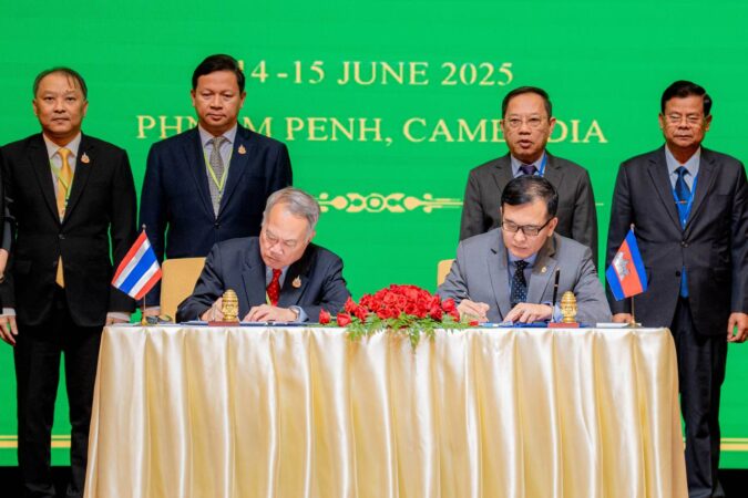 Cambodian border affairs minister Lam Chea and Thai foreign ministry adviser Prasas Prasasvinitchai sign JBC outcome on Sunday after two days of meeting in Phnom Penh. (AKP)