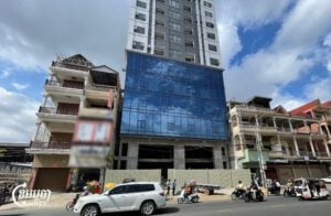 Police in Phnom Penh raided a suspected scam compound at a condominium under construction on July 14, 2025, following a government directive to launch a nationwide crackdown. (CamboJA/Khuon Narim)