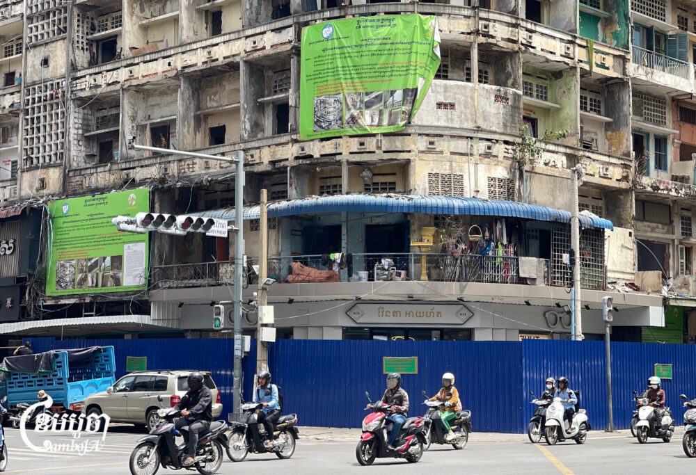 Authorities seal off the 75-year-old Nokor Meanchey building, slated for demolition due to structural concerns, in Phnom Penh, July 3, 2025. (CamboJA/Pring Samrang)