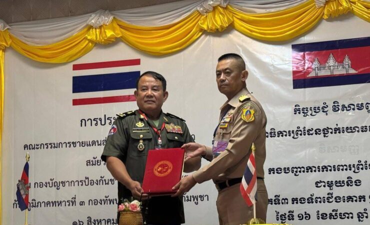 Major General Uy Hieng, Commander of the 3d Military Region, and Vice Admiral Aphichat Sapprasert, Commander of the Chanthaburi and Trat Border Defense Command, at the Extraordinary RBC Meeting in Thailand’s Trat province on August 16, 2025. (Photo: Defense Ministry)