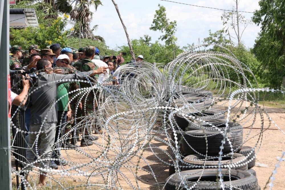 Cambodian authorities assist the Interim Observer Team (IOT) to inspect a village in O’Chrov district, Banteay Meanchey where the Thai military built a barbed wire fence to block a road and encircle a few villagers’ houses, August 14, 2025. (AKP)