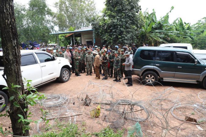 The Interim Observer Team (IOT) inspects the area where the Thai military installed barbed wire at Chouk Chey Village, O’Beichon commune in Banteay Meanchey province on August 26, 2025 and now one of Cambodian people's houses was torn down. (National Defense Ministry)