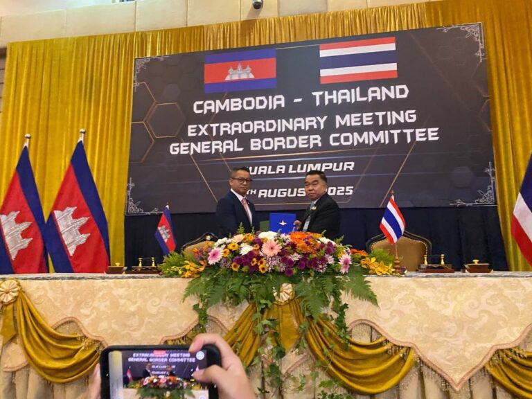 Cambodian Defense Minister Tea Seiha poses with Thai counterpart Nattaphon Nakphanit holding a signed agreement during a General Border Committee meeting Thursday in Malaysia. (Photo: AKP)