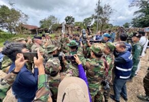 Cambodian military commander talks to the ASEAN Military Attache and others from 13 countries, who visited An Ses area, on July 30, 2025. (Supplied by Sun Narin)