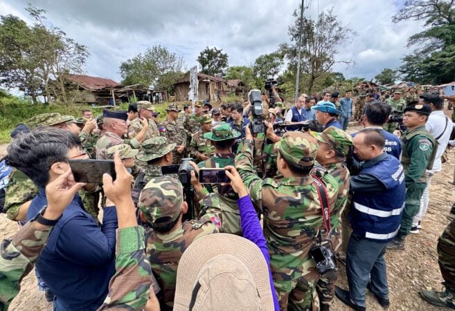 Cambodian military commander talks to the ASEAN Military Attache and others from 13 countries, who visited An Ses area, on July 30, 2025. (Supplied by Sun Narin)