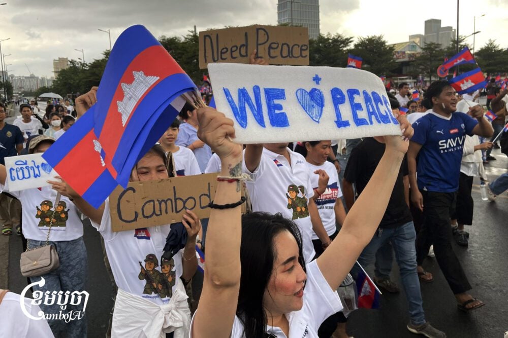 Thousands of Cambodian citizens, including youths, marched in Phnom Penh to show that "Cambodia loves peace" and opposes war, August 2, 2025. Clash between Cambodian and Thai armies from July 24 to 28, which left several soldiers on both sides killed and injured, as well as thousands of civilians displaced. A ceasefire was agreed after a special meeting between Cambodia and Thailand in Malaysia. (CamboJA/Pring Samrang)