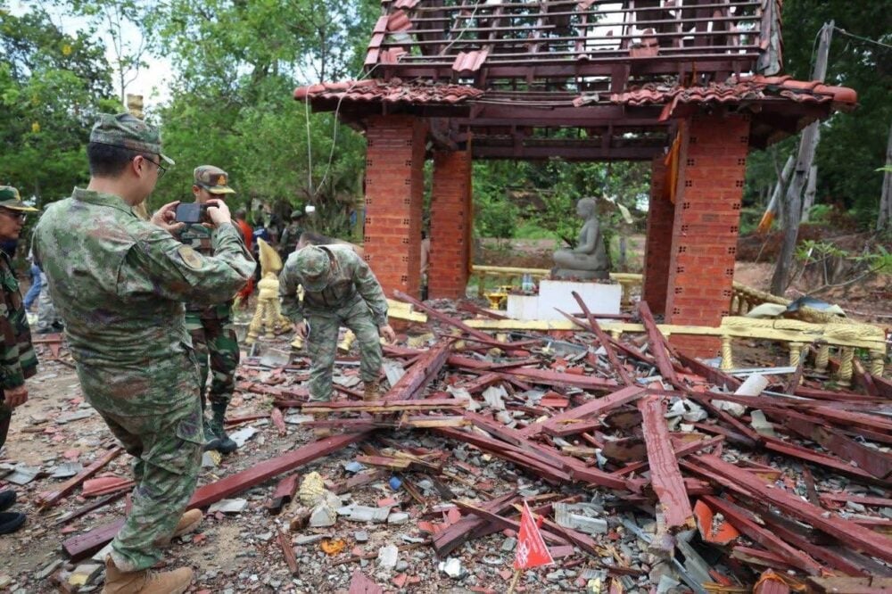 A delegation of Military Attaché Corps of Phnom Penh comprising officers from nine countries visited several locations in Oddar Meanchey province on Sunday following its impact by Thai artillery strikes. (Photo: AKP)