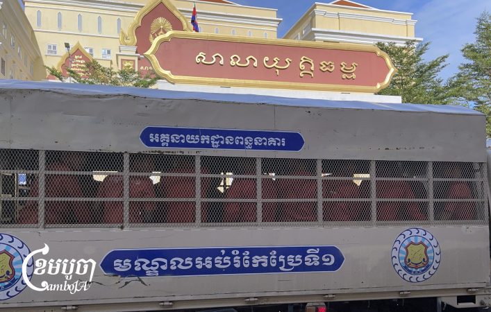 A police truck carries jailed activists critical of the CLV-DTA and other prisoners to Phnom Penh Municipal Court for their hearings on August 27, 2025. (CamboJA/Pring Samrang)
