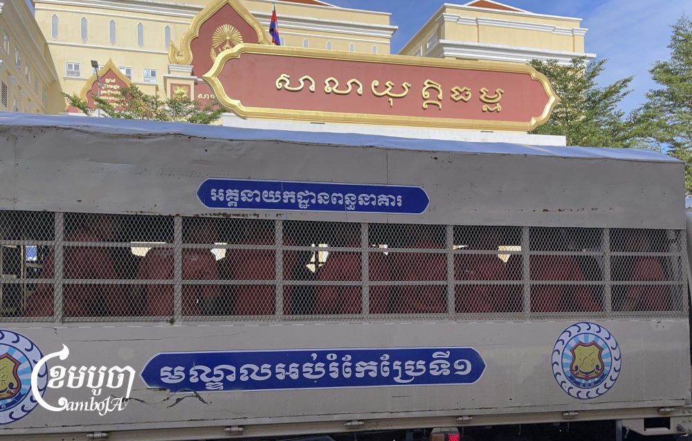 A police truck carries jailed activists critical of the CLV-DTA and other prisoners to Phnom Penh Municipal Court for their hearings on August 27, 2025. (CamboJA/Pring Samrang)