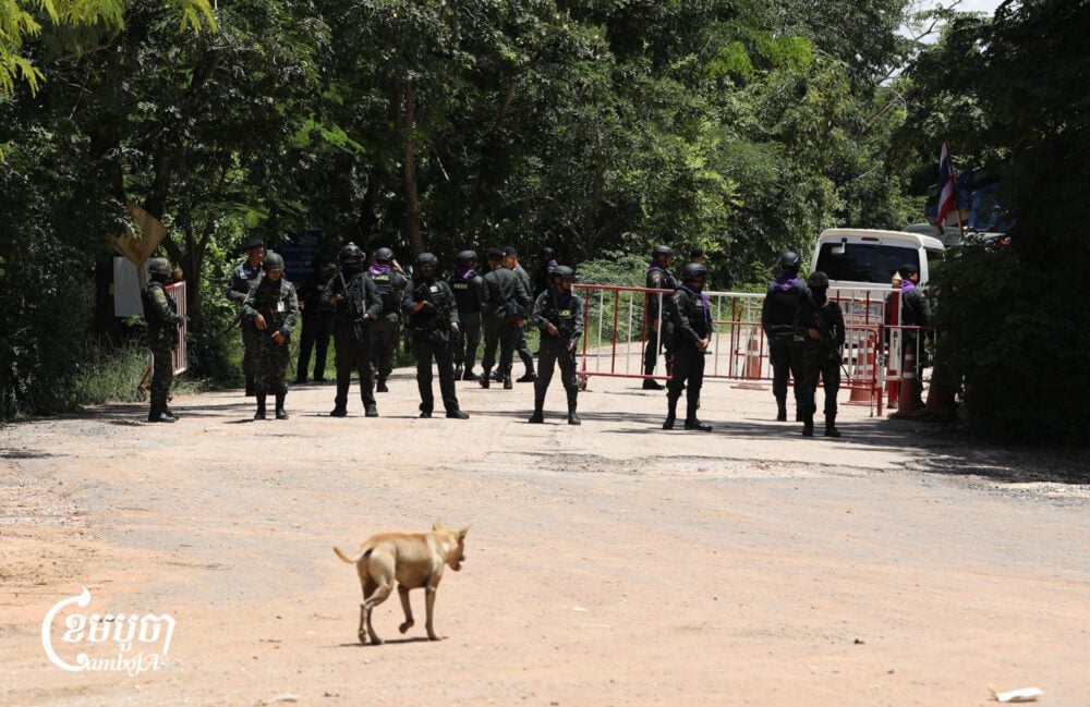 Thai military close their border checkpoint at Boeng Trakoun at 12 p.m on Monday after cutting operating hours. (CamboJA/Pring Samrang)