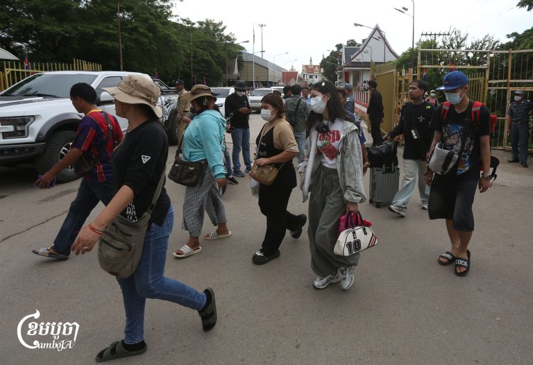 Cambodians and foreigners rush to cross the Poipet International checkpoint at the Cambodia-Thailand border on Sunday after Thailand military changed its schedule to close the border at 4 p.m. (CamboJA/Pring Samrang)