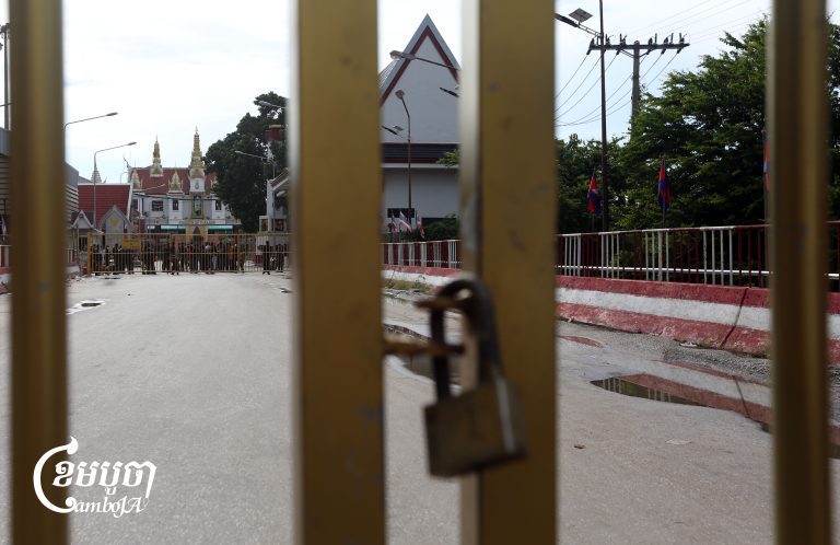 Cambodian police close the border gate of Poipet International border checkpoint after Thailand military changed its schedule to close the border at 4 p.m. June 8, 2025. (CamboJA/Pring Samrang)