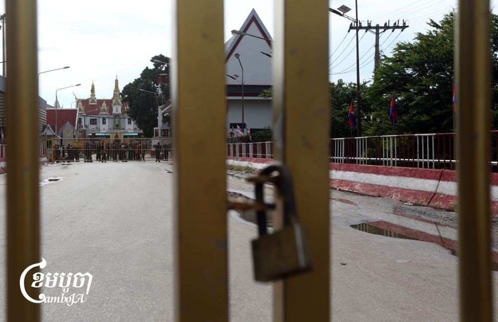 Cambodian police close the border gate of Poipet International border checkpoint after Thailand military changed its schedule to close the border at 4 p.m. June 8, 2025. (CamboJA/Pring Samrang)