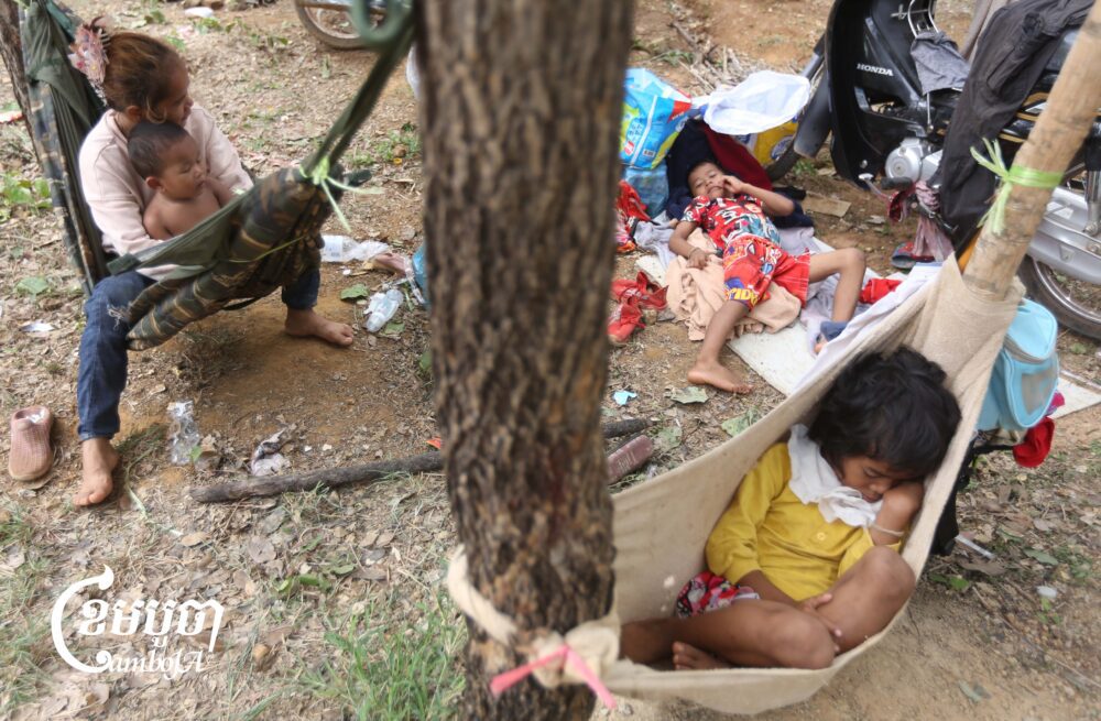 Border villagers evacuate to a safe place in Oddar Meanchey as Cambodian and Thai troops continue to clash. July 25, 2025. (CamboJA/Pring Samrang)