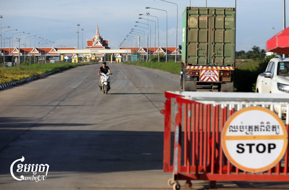 A Thai container truck waits to cross the Stung Bot border checkpoint at Banteay Meanchey province, June 9, 2025. (CamboJA/Pring Samrang)