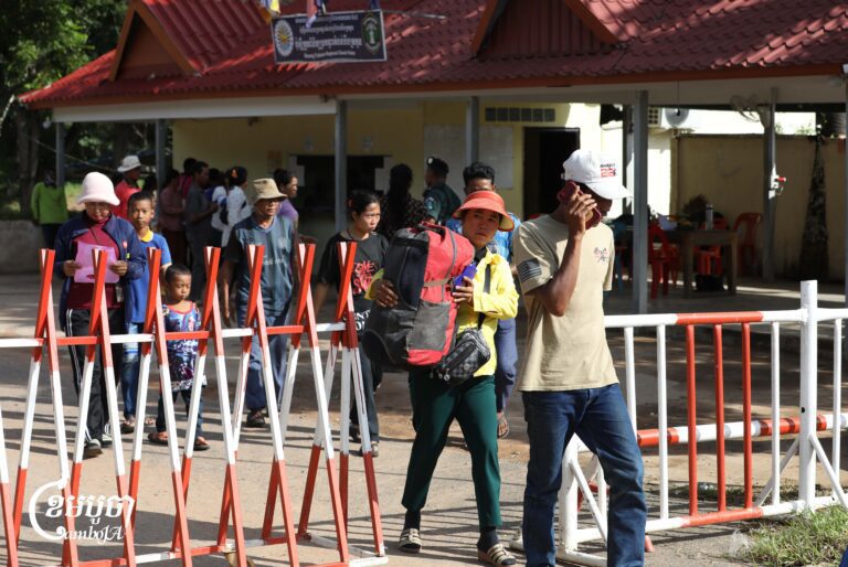 Cambodians rush to cross Boeung Trakoun border checkpoint after Thai military reduced opening hours to only half day. (CamboJA/Pring Samrang)