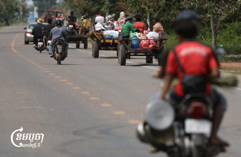 Border villagers evacuate to a safe place in Oddar Meanchey as Cambodian and Thai troops continue to clash, July 25, 2025. (CamboJA/Pring Samrang)