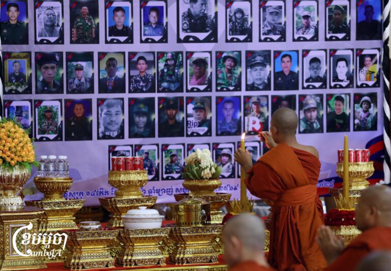More than 1,000 monks on Aug. 8, paid tribute to Cambodian soldiers killed in July border clashes with Thailand, while calling for peace, the release of troops still held in Thailand and an end to what they described as “Thai aggression.” (CamboJA/Pring Samrang)