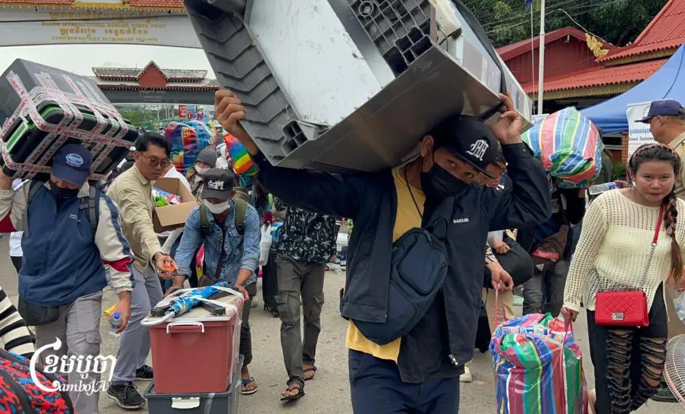 Cambodian workers flock back home through the Dong border checkpoint in Battambang province on the morning of July 27, 2025. (CamboJA/ Sok Phearun)