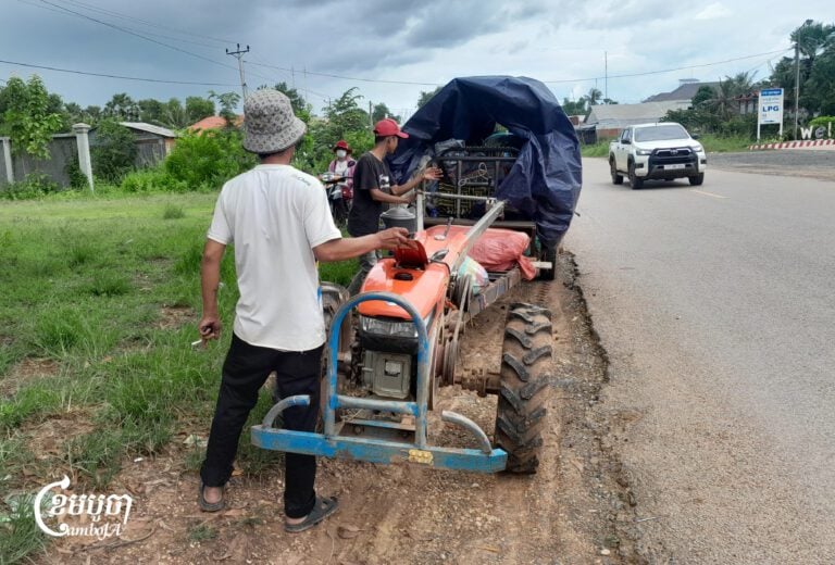 A man pours fuel into his tractor on the way to a safety center in Preah Vihear province. Sept. 25, 2025. (CamboJA/Va Sopheanut)