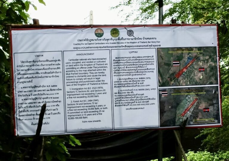 Thai authorities on Sunday put up a banner at Prey Chan village of Banteay province to declare the use of Thai law on Cambodian people who continue to live and farm in that area. (Supplied)