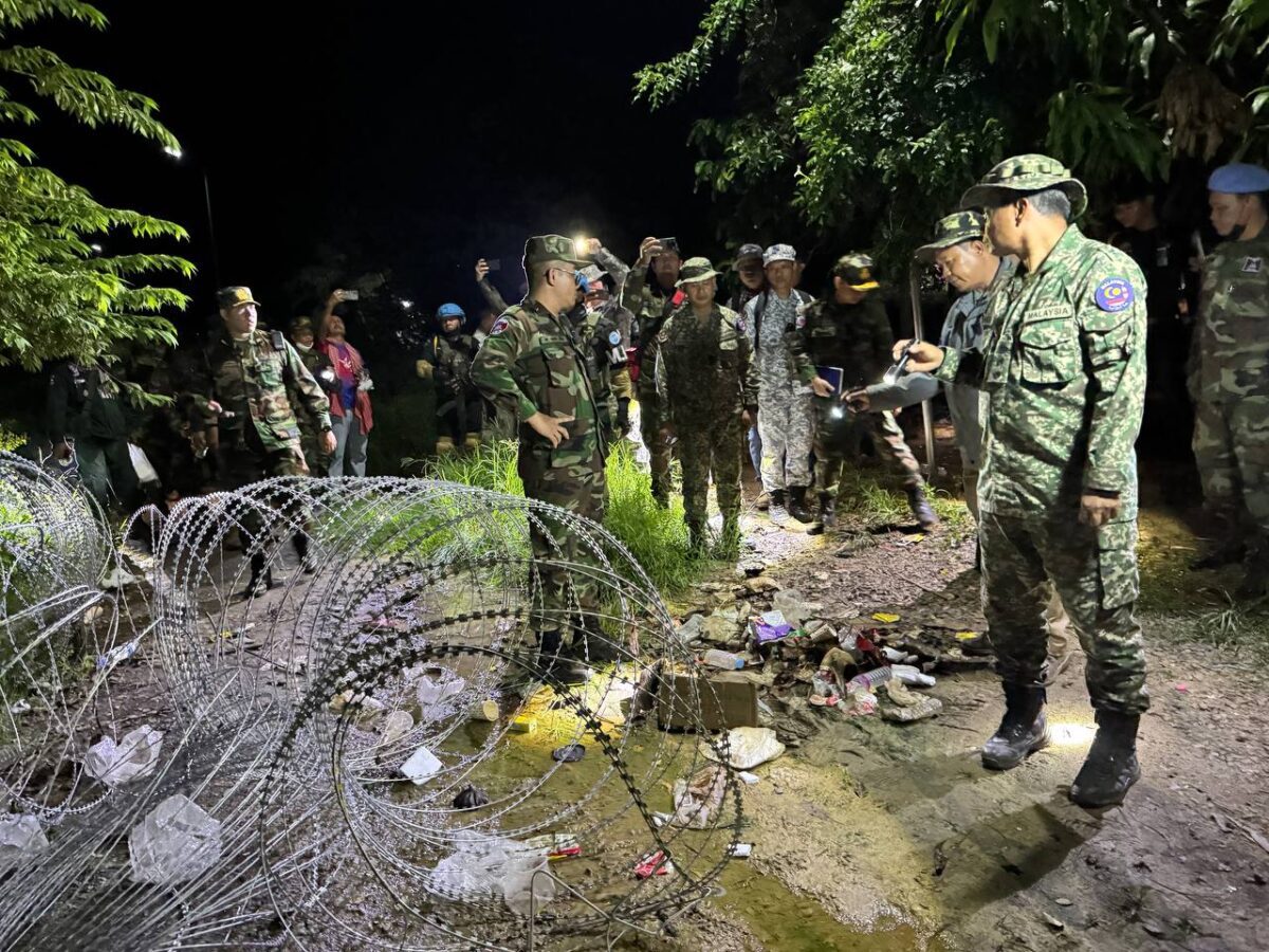 Interim Observer Team (IOT) visits Prey Chan village, O’Bei Choan commune, Banteay Meanchey province to monitor the situation following clashes between Thai forces and Cambodian villagers on September 17, 2025. (Defense Ministry)
