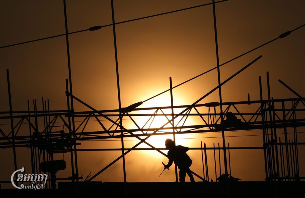 Labourers work at a construction site in Phnom Penh, January 23, 2025. (CamboJA/Pring Samrang)