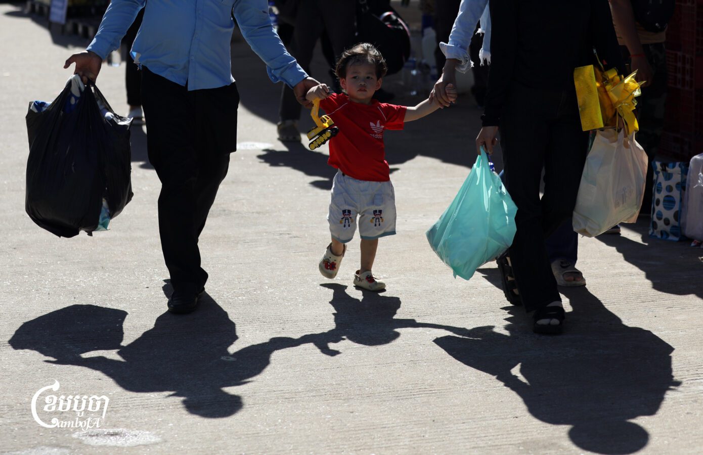 People travel from Phnom Penh to their home provinces for Pchum Ben. City authorities have prepared 597 free buses from Sept. 20–25, 2025. (CamboJA/Pring Samrang)