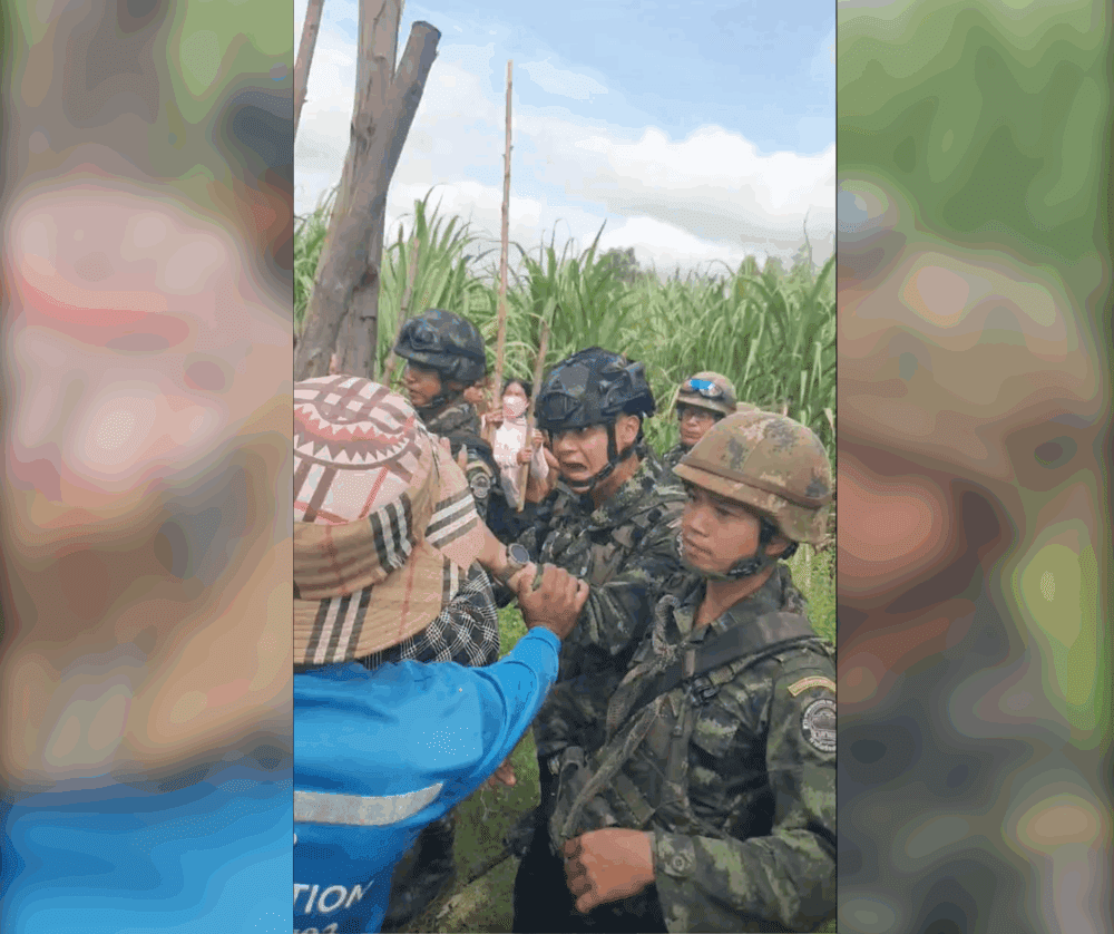 Screenshot from a live video shows Cambodian villagers confronting Thai soldiers as they install razor-wire fences near homes in Banteay Meanchey province’s Chouk Chey village, Sept. 4, 2025.