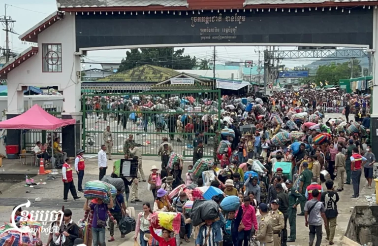 Cambodian migrant workers return from Thailand after border tensions turned violent. Photo taken on July 27, 2025. (CamboJA)
