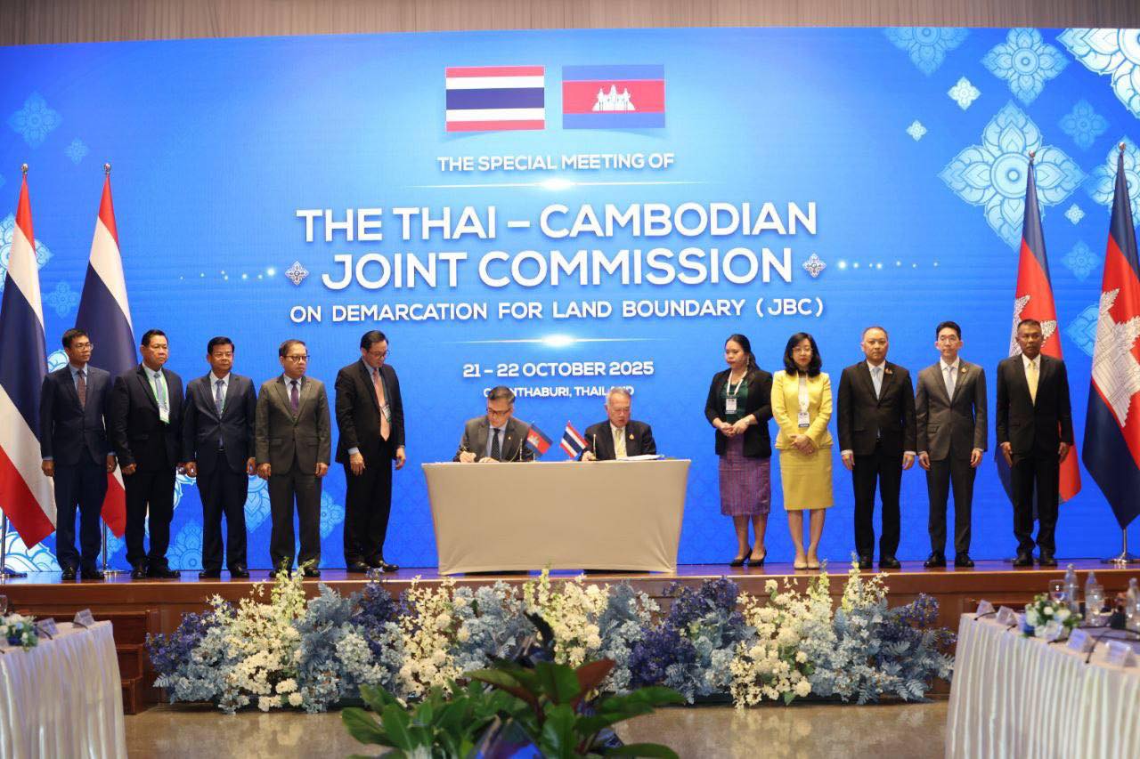 Delegations from Cambodia and Thailand sign agreement during a JBC meeting. Oct. 22, 2025. (A photo post on Hun Manet’s Facebook)