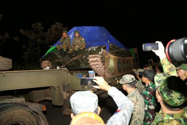 ASEAN Observer Team (AOT) observe Cambodian military removing heavy weapons at the border following the signing of the peace declaration by Cambodia and Thailand on Sunday in Malaysia. (Defense Ministry’s Facebook)