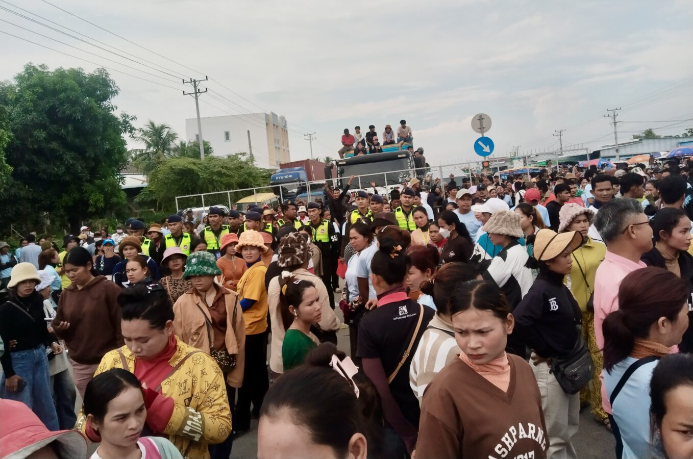 Garment workers block National Road 3 as part of their protest to demand solutions to wage, bonus and sick leave issues, September 3, 2025. (FTUWKC)