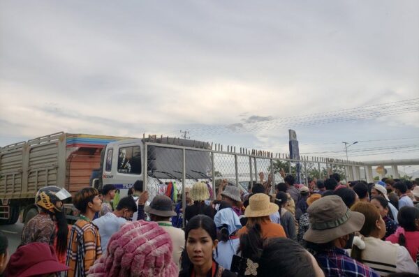 Workers at Taral International garment factory agreed to work after their protest last week when they blocked National Road 3 to demand their employer pay their benefits. (Photo: FTUWKC)