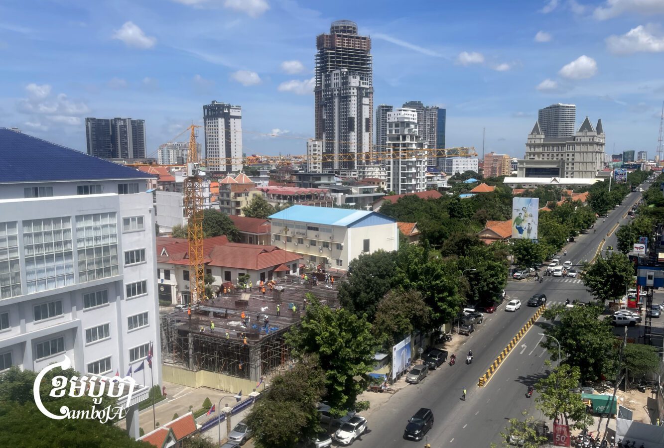 Construction workers in Phnom Penh, Oct. 7, 2025. (CamboJA/Pring Samrang)
