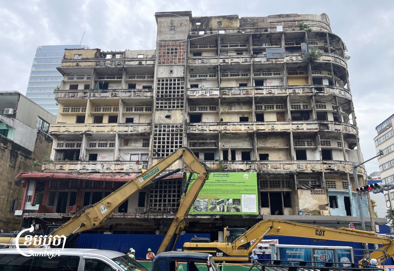 Excavators have been brought to the site of the 75-year-old Nokor Meanchey building on Kampuchea Krom Blvd. Constructed just before independence, it was once home to 65 families but now subjected to demolition over safety concerns on October 13, 2025. (CamboJA/Pring Samrang)