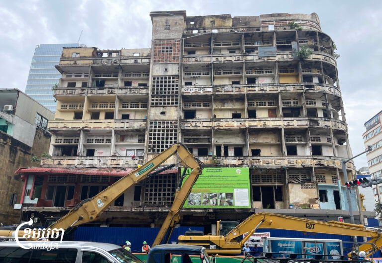 Excavators have been brought to the site of the 75-year-old Nokor Meanchey building on Kampuchea Krom Blvd. Constructed just before independence, it was once home to 65 families but now subjected to demolition over safety concerns on October 13, 2025. (CamboJA/Pring Samrang)