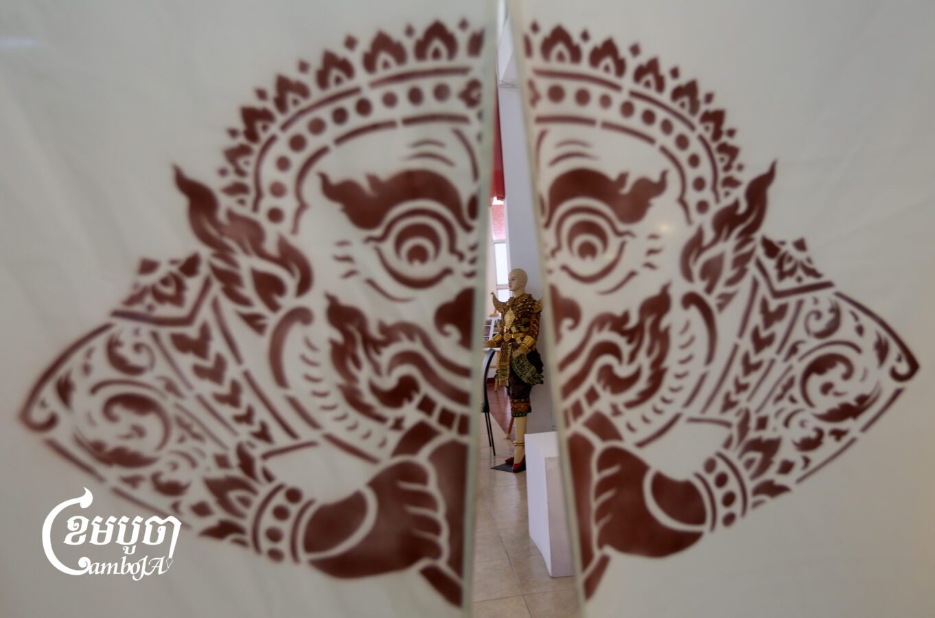 The “Exhibition of Living Human Treasures” at the National Museum of Khmer Kite in Phnom Penh, October 8, 2025. The Ministry of Culture and Fine Arts holds the “Exhibition of Living Human Treasures” at the National Museum of Cambodia in Phnom Penh from Oct. 6 to 8, 2025. The exhibition features brief biographies and works including wood and cement sculptures, traditional paintings, Pali and Sanskrit manuscripts, shadow puppets, and the chapei dang veng, a traditional long-necked lute. (CamboJA/Pring Samrang)