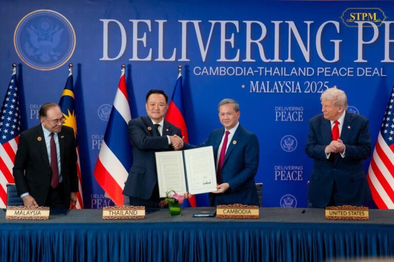 Cambodian Prime Minister Hun Manet and Thai Prime Minister Anutin Charnvirakul sign a peace deal on October 26, witnessed by U.S President Donald Trump and Malaysian Prime Minister. (Hun Manet’s Facebook)