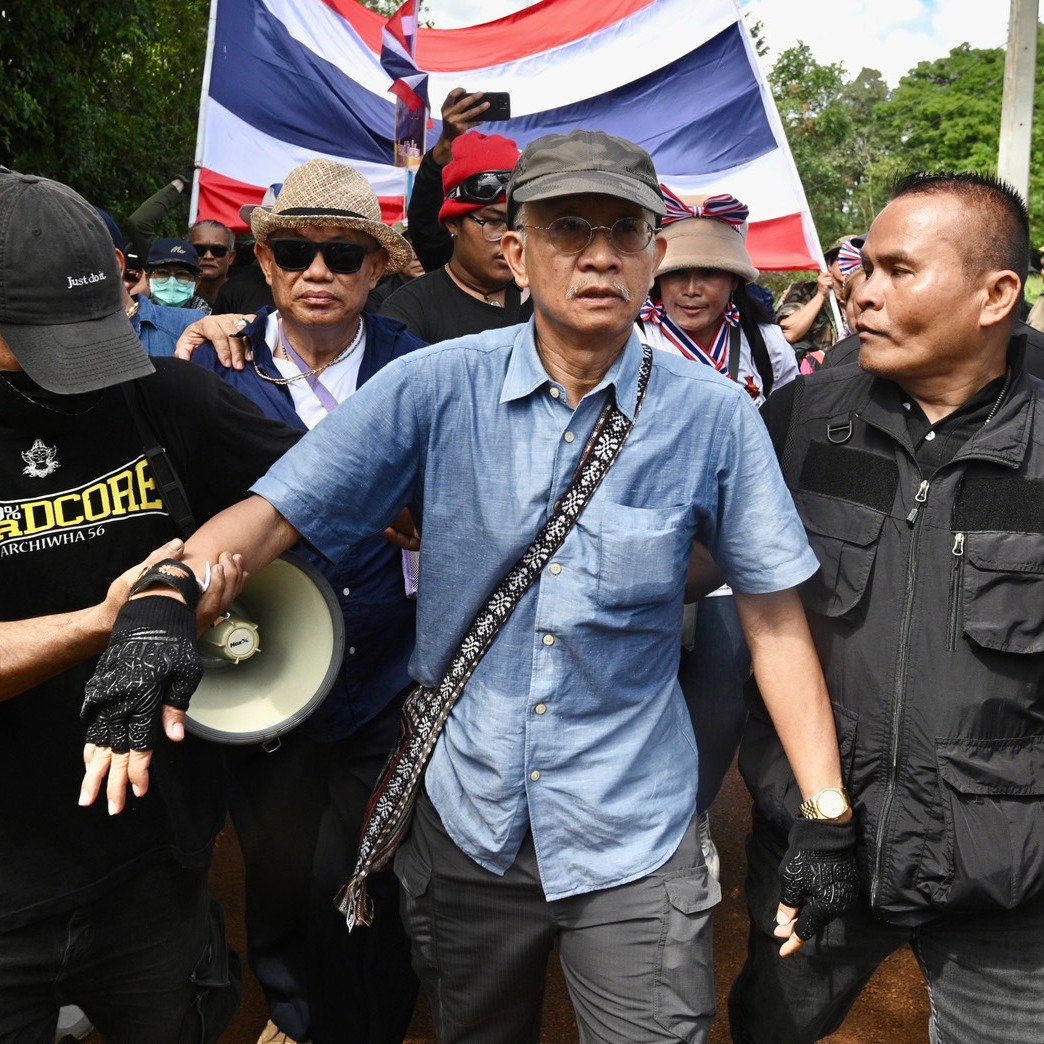 Thai citizens attempt to march to disputed villages along Sa Kaeo–Banteay Meanchey border before being stopped by Thai authorities. Oct. 31, 2025. (A photo posted by The Nation)
